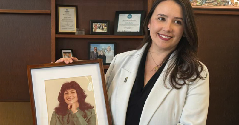 La comisionada del condado Jackie Butler con fotografía de su mamá.