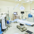 Quirófano con equipo quirúrgico avanzado y sistema robótico, representando las instalaciones médicas de última generación de UMC.