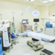 Quirófano con equipo quirúrgico avanzado y sistema robótico, representando las instalaciones médicas de última generación de UMC.