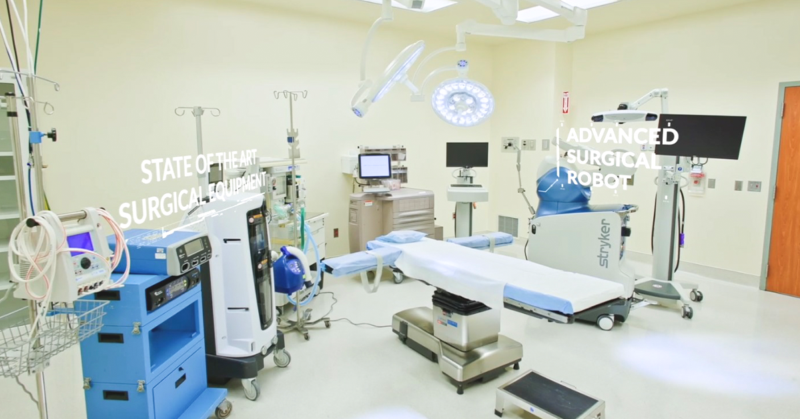 Quirófano con equipo quirúrgico avanzado y sistema robótico, representando las instalaciones médicas de última generación de UMC.