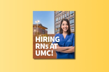 Enfermera de pie afuera de un hospital con texto que dice “Hiring RNs at UMC!”