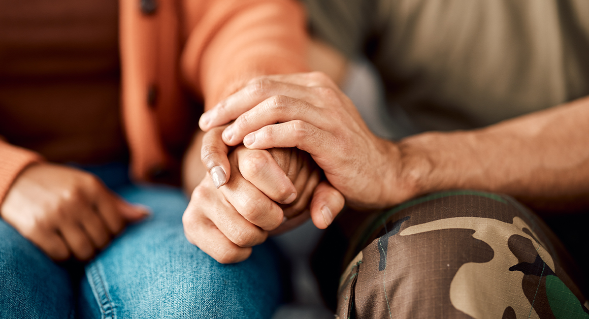 Dos personas tomándose de las manos, representando apoyo y salud mental.