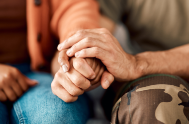 Dos personas tomándose de las manos, representando apoyo y salud mental.