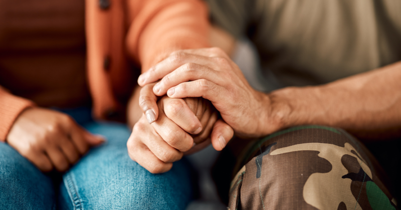 Dos personas tomándose de las manos, representando apoyo y salud mental.