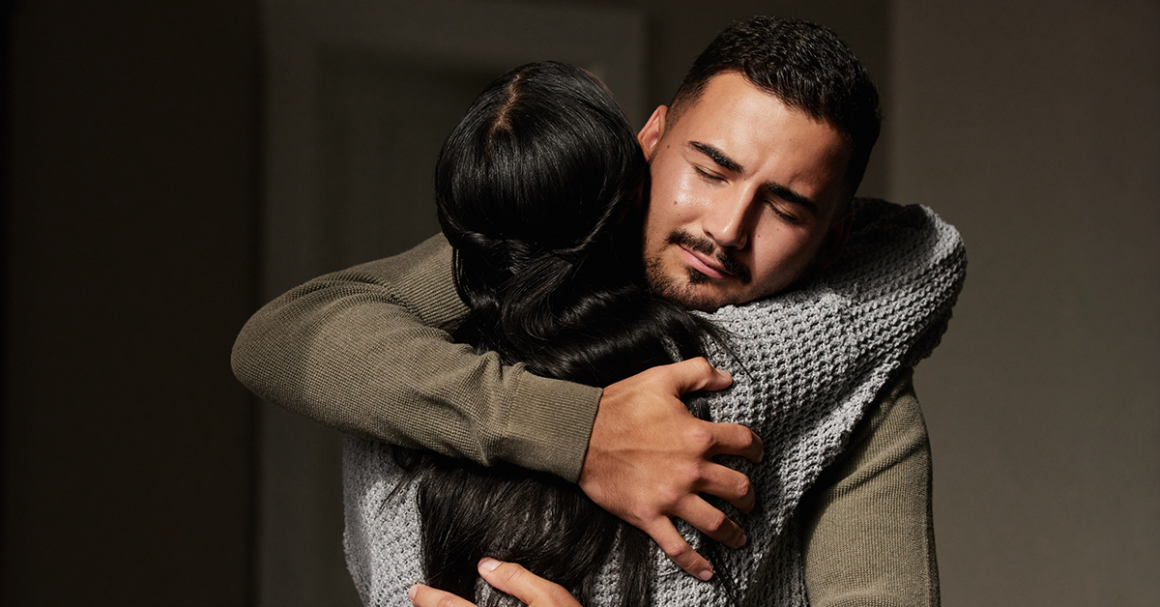 Un hombre y una mujer compartiendo un abrazo reconfortante, ofreciendo soporte emocional, representando concientización sobre las sobredosis.