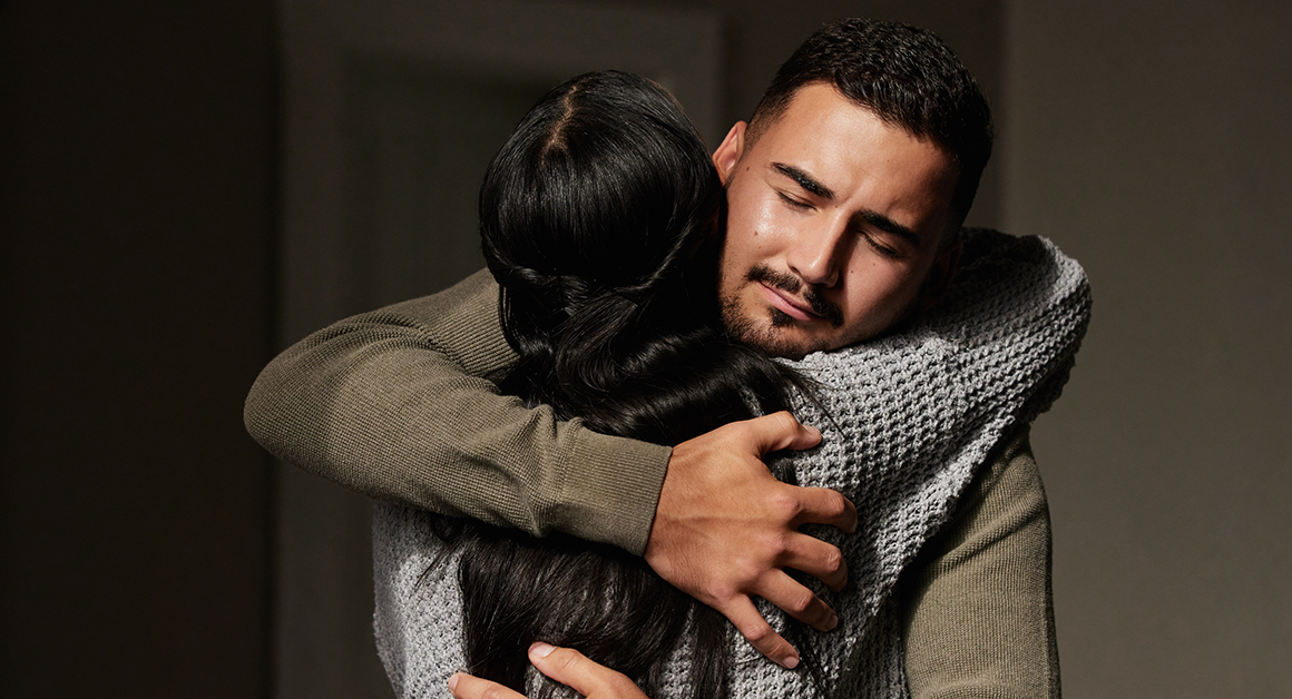 Un hombre y una mujer compartiendo un abrazo reconfortante, ofreciendo soporte emocional, representando concientización sobre las sobredosis.