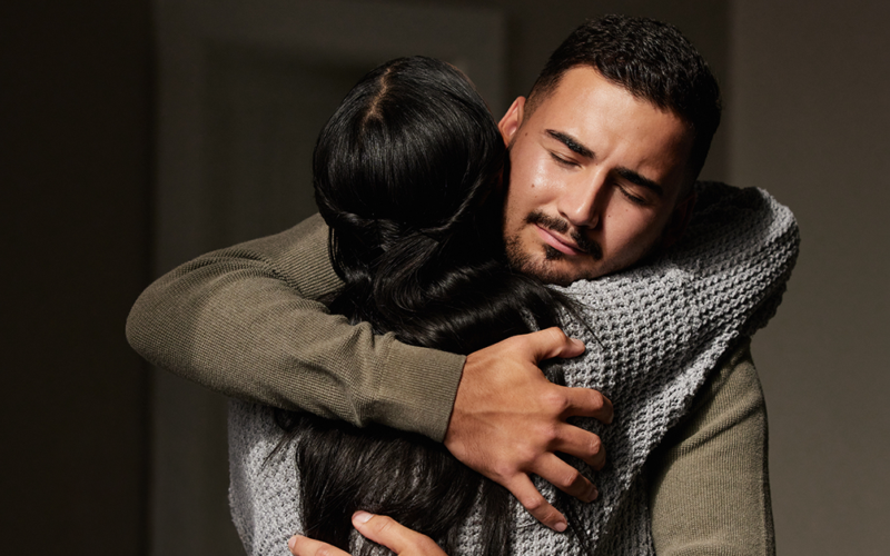 Un hombre y una mujer compartiendo un abrazo reconfortante, ofreciendo soporte emocional, representando concientización sobre las sobredosis.