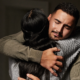 Un hombre y una mujer compartiendo un abrazo reconfortante, ofreciendo soporte emocional, representando concientización sobre las sobredosis.
