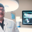 Neurocirujano Dr. Jaime Gasco revisa unas imágenes de espinas en un monitor, representando los avanzados procedimientos en UMC.