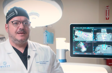 Neurocirujano Dr. Jaime Gasco revisa unas imágenes de espinas en un monitor, representando los avanzados procedimientos en UMC.
