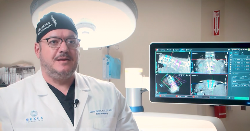 Neurocirujano Dr. Jaime Gasco revisa unas imágenes de espinas en un monitor, representando los avanzados procedimientos en UMC.