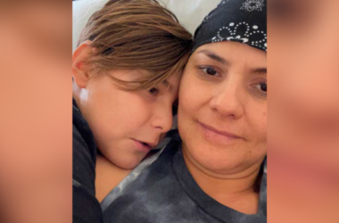 Claudia Yuridia Norris, paciente de UMC y sobreviviente de cáncer, abrazando a su hijo.