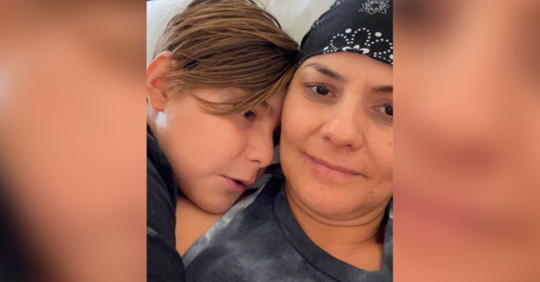 Claudia Yuridia Norris, paciente de UMC y sobreviviente de cáncer, abrazando a su hijo.