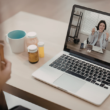 Un paciente enfermo teniendo una videollamada con un profesional de la salud desde una computadora.