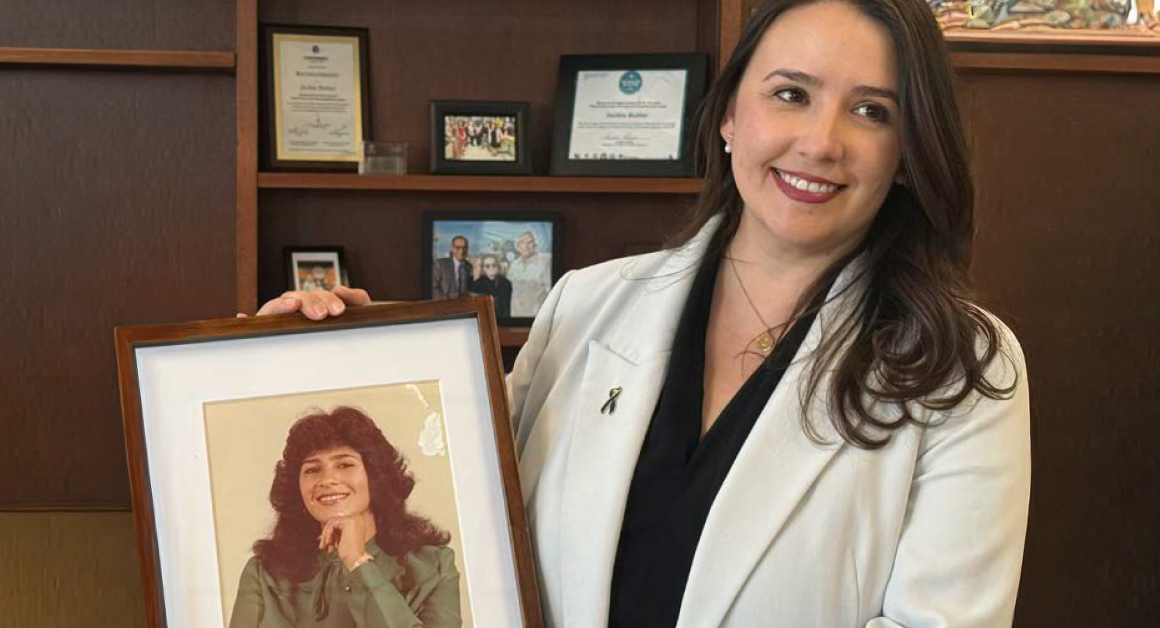 La comisionada del condado Jackie Butler con fotografía de su mamá.