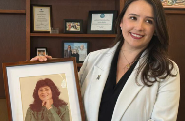 La comisionada del condado Jackie Butler con fotografía de su mamá.