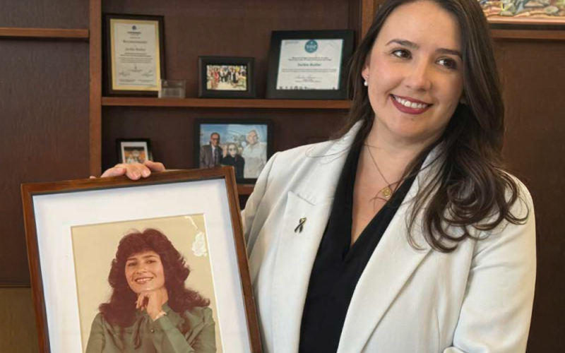 La comisionada del condado Jackie Butler con fotografía de su mamá.