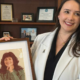 La comisionada del condado Jackie Butler con fotografía de su mamá.
