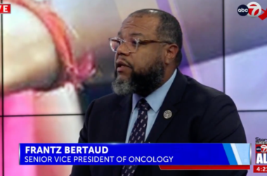 Frantz Bertaud, vicepresidente sénior de oncología, durante una entrevista en vivo en ABC-7 Xtra